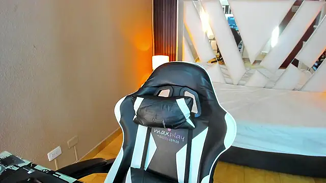 Snapshot of Linda4Petite chatting on March 2026 06:30:02 PM Linda4Petite online show from March 2026 06:30:02 PM