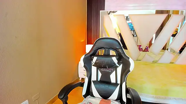 Snapshot of Linda4Petite chatting on April 2026 06:16:01 PM Linda4Petite online show from April 2026 06:16:01 PM