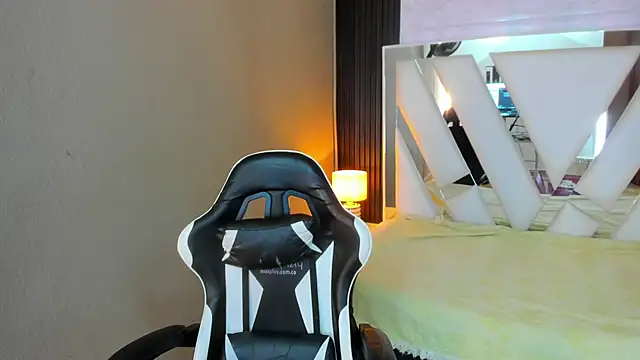 Snapshot of Linda4Petite chatting on April 2026 06:38:01 PM Linda4Petite online show from April 2026 06:38:01 PM