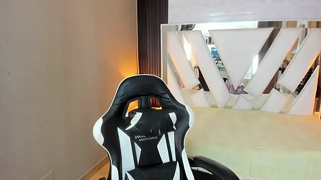 Snapshot of Linda4Petite chatting on April 2026 01:41:02 PM Linda4Petite online show from April 2026 01:41:02 PM