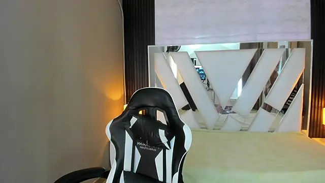 Snapshot of Linda4Petite chatting on April 2026 06:31:02 PM Linda4Petite online show from April 2026 06:31:02 PM