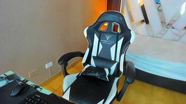 Snapshot of Linda4Petite chatting on April 2026 06:19:01 PM Linda4Petite online show from April 2026 06:19:01 PM