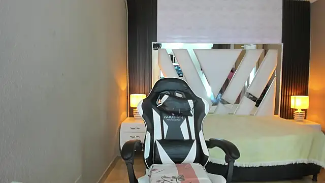 Snapshot of Linda4Petite chatting on April 2026 06:34:01 PM Linda4Petite online show from April 2026 06:34:01 PM