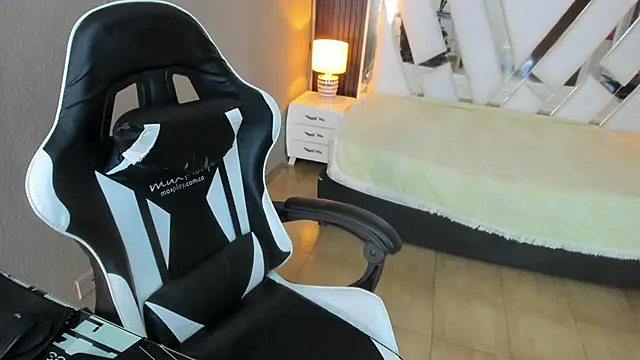 Snapshot of Linda4Petite chatting on April 2026 06:23:02 PM Linda4Petite online show from April 2026 06:23:02 PM