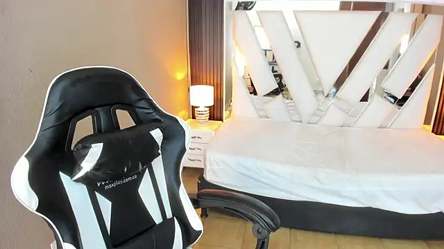 Snapshot of Linda4Petite chatting on April 2026 02:55:01 PM Linda4Petite online show from April 2026 02:55:01 PM