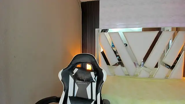 Snapshot of Linda4Petite chatting on April 2026 06:24:02 PM Linda4Petite online show from April 2026 06:24:02 PM