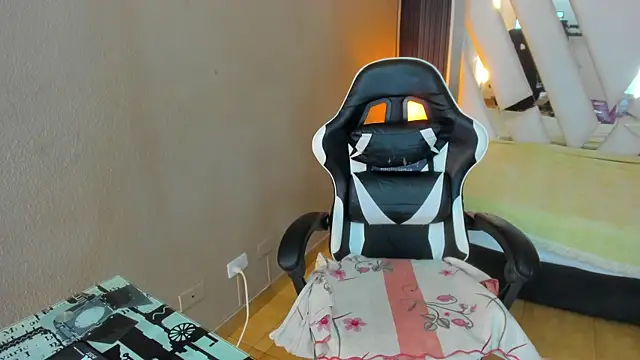 Snapshot of Linda4Petite chatting on April 2026 06:15:01 PM Linda4Petite online show from April 2026 06:15:01 PM