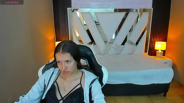 Snapshot of Linda4Petite chatting on April 2026 06:00:01 PM Linda4Petite online show from April 2026 06:00:01 PM