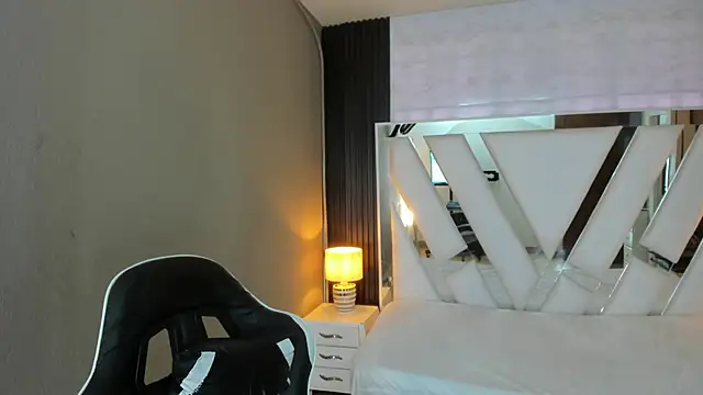 Snapshot of Linda4Petite chatting on April 2026 01:43:02 PM Linda4Petite online show from April 2026 01:43:02 PM