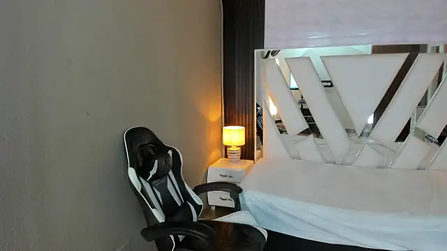 Snapshot of Linda4Petite chatting on April 2026 06:09:02 PM Linda4Petite online show from April 2026 06:09:02 PM