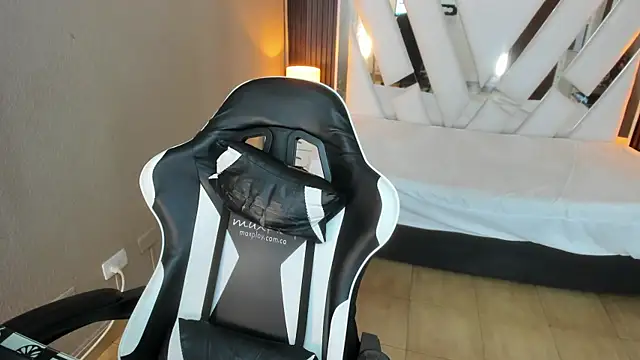 Snapshot of Linda4Petite chatting on April 2026 06:01:02 PM Linda4Petite online show from April 2026 06:01:02 PM