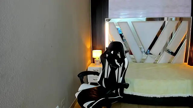 Snapshot of Linda4Petite chatting on April 2026 06:32:01 PM Linda4Petite online show from April 2026 06:32:01 PM