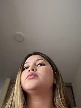 lunablossom  online show from November 2025 09:53:01 PM