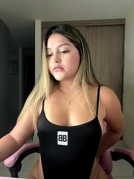 lunablossom  online show from November 2025 10:53:02 PM