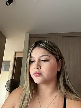 lunablossom  online show from February 2026 10:36:01 PM