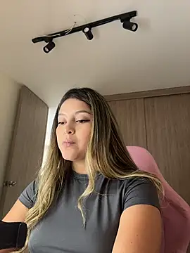 lunablossom  online show from April 2026 07:04:02 PM