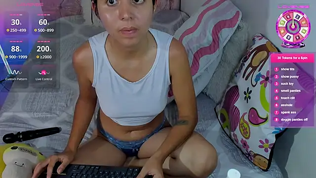 Snapshot of amy_petite chatting on June 2026 01:11:02 AM amy petite online show from June 2026 01:11:02 AM