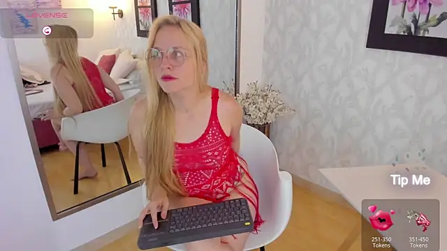 Snapshot of EmilySumer chatting on March 2025 08:21:01 PM EmilySumer online show from March 2025 08:21:01 PM