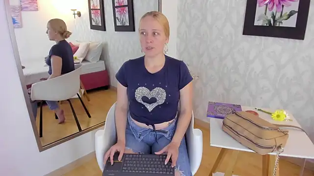 Snapshot of EmilySumer chatting on March 2025 08:33:02 PM EmilySumer online show from March 2025 08:33:02 PM