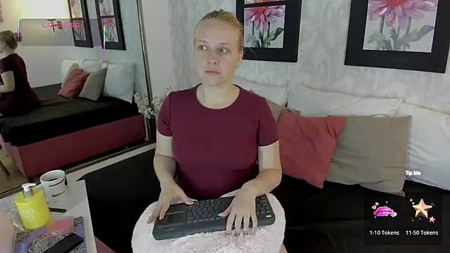 Snapshot of EmilySumer chatting on October 2025 11:12:02 PM EmilySumer online show from October 2025 11:12:02 PM