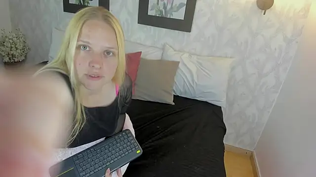 Snapshot of EmilySumer chatting on October 2025 12:00:01 AM EmilySumer online show from October 2025 12:00:01 AM