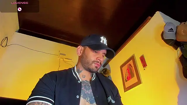 Snapshot of CamiloGray_ chatting on March 2025 01:37:02 PM CamiloGray online show from March 2025 01:37:02 PM