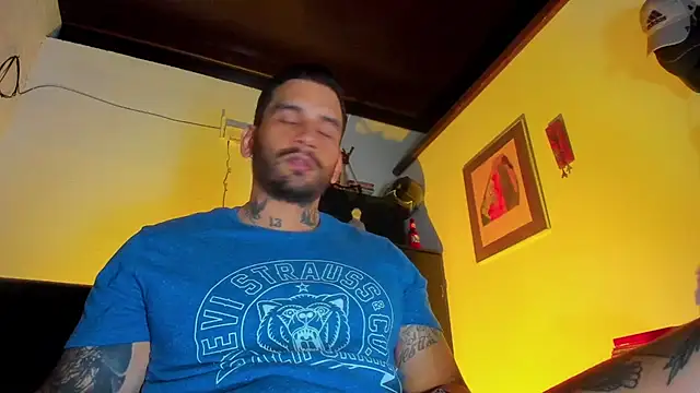 Snapshot of CamiloGray_ chatting on March 2025 01:01:02 PM CamiloGray online show from March 2025 01:01:02 PM