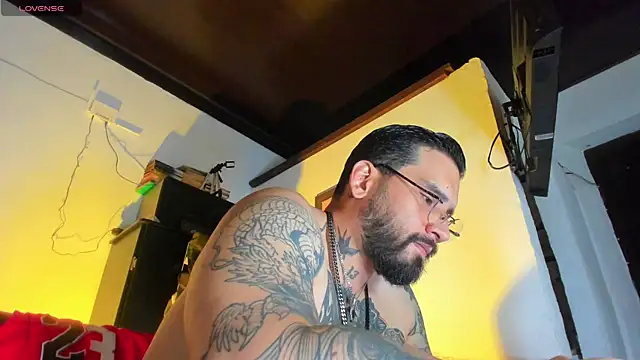 Snapshot of CamiloGray_ chatting on October 2025 02:04:01 PM CamiloGray online show from October 2025 02:04:01 PM