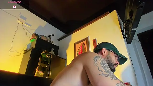 Snapshot of CamiloGray_ chatting on October 2025 01:42:02 PM CamiloGray online show from October 2025 01:42:02 PM