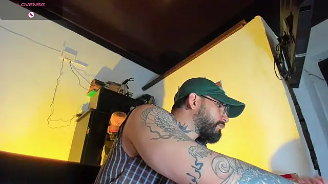 Snapshot of CamiloGray_ chatting on October 2025 04:07:02 PM CamiloGray online show from October 2025 04:07:02 PM