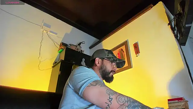 Snapshot of CamiloGray_ chatting on October 2025 01:44:02 PM CamiloGray online show from October 2025 01:44:02 PM