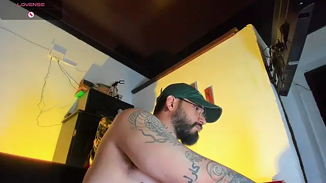 Snapshot of CamiloGray_ chatting on October 2025 01:54:02 PM CamiloGray online show from October 2025 01:54:02 PM