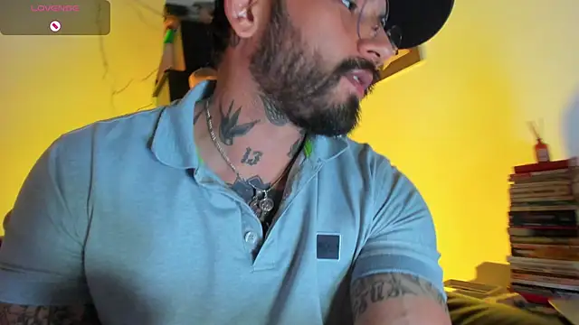 Snapshot of CamiloGray_ chatting on November 2025 02:43:02 PM CamiloGray online show from November 2025 02:43:02 PM