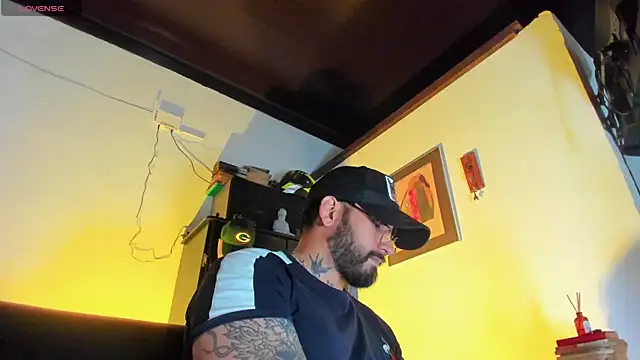 Snapshot of CamiloGray_ chatting on December 2025 01:50:02 PM CamiloGray online show from December 2025 01:50:02 PM