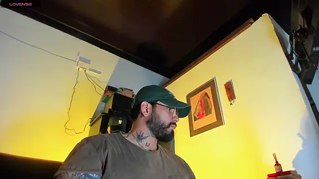 Snapshot of CamiloGray_ chatting on December 2025 10:42:01 AM CamiloGray online show from December 2025 10:42:01 AM