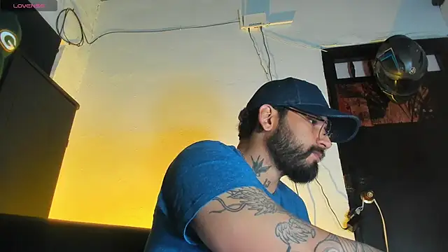 Snapshot of CamiloGray_ chatting on December 2025 01:51:01 PM CamiloGray online show from December 2025 01:51:01 PM