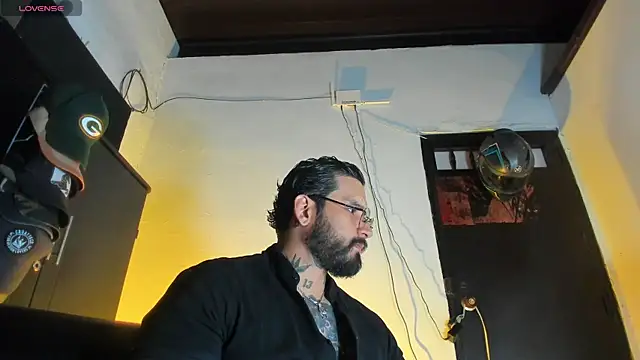 Snapshot of CamiloGray_ chatting on December 2025 02:58:02 PM CamiloGray online show from December 2025 02:58:02 PM