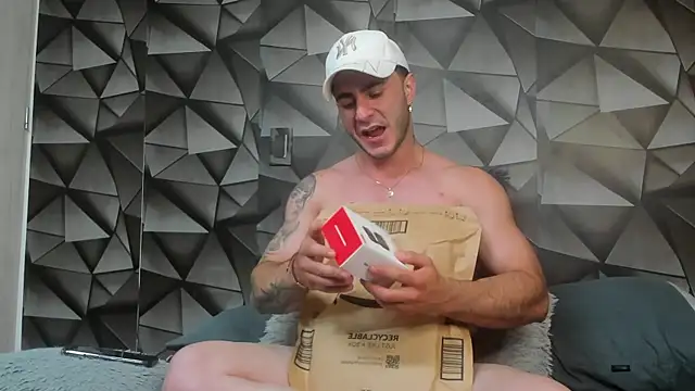 Snapshot of Latino_stud4u chatting on March 2026 11:31:02 PM Latino stud4u online show from March 2026 11:31:02 PM