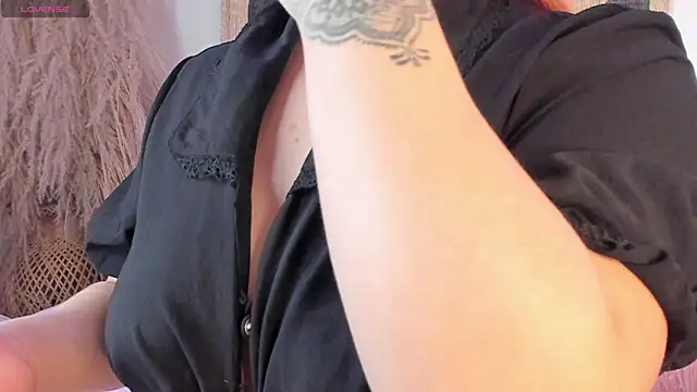 Snapshot of SophieRossi chatting on March 2025 04:34:02 AM SophieRossi online show from March 2025 04:34:02 AM