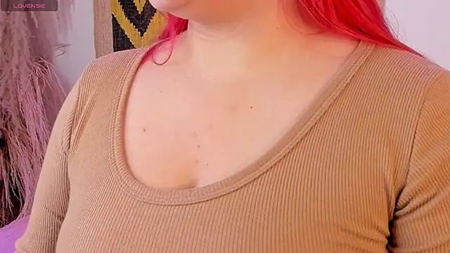 Snapshot of SophieRossi chatting on March 2025 04:19:01 AM SophieRossi online show from March 2025 04:19:01 AM