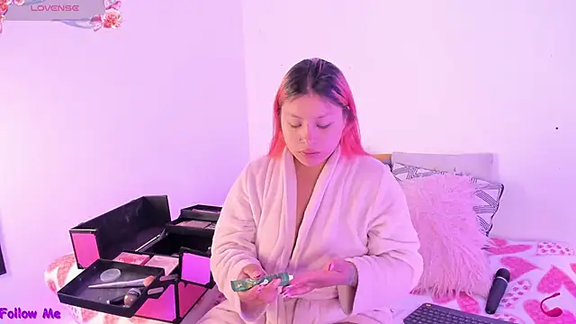 Snapshot of SophieRossi chatting on October 2025 12:44:02 PM SophieRossi online show from October 2025 12:44:02 PM