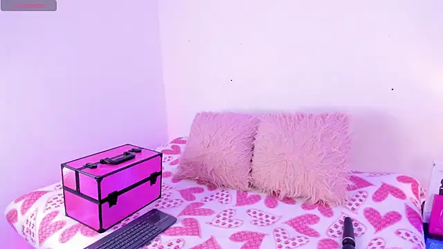 Snapshot of SophieRossi chatting on October 2025 12:46:02 PM SophieRossi online show from October 2025 12:46:02 PM