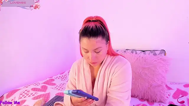 Snapshot of SophieRossi chatting on October 2025 01:42:02 PM SophieRossi online show from October 2025 01:42:02 PM