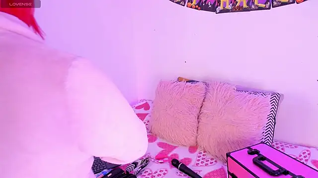 Snapshot of SophieRossi chatting on October 2025 01:09:01 PM SophieRossi online show from October 2025 01:09:01 PM