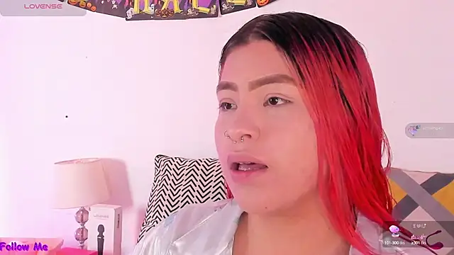 Snapshot of SophieRossi chatting on October 2025 01:43:02 PM SophieRossi online show from October 2025 01:43:02 PM