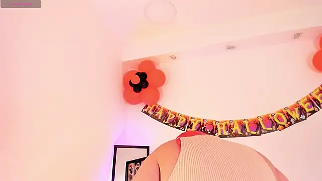 Snapshot of SophieRossi chatting on October 2025 01:23:01 PM SophieRossi online show from October 2025 01:23:01 PM