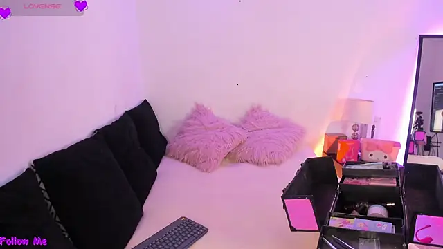 Snapshot of SophieRossi chatting on October 2025 01:10:02 PM SophieRossi online show from October 2025 01:10:02 PM