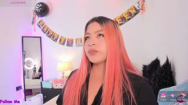 Snapshot of SophieRossi chatting on October 2025 04:03:02 AM SophieRossi online show from October 2025 04:03:02 AM