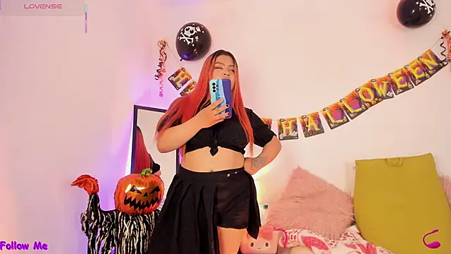 Snapshot of SophieRossi chatting on October 2025 04:30:02 PM SophieRossi online show from October 2025 04:30:02 PM