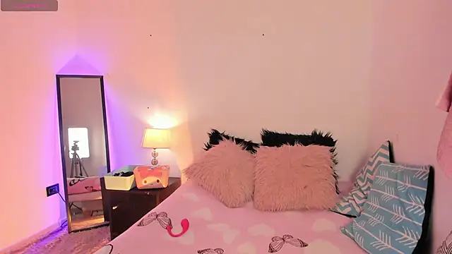 Snapshot of SophieRossi chatting on November 2025 04:12:02 AM SophieRossi online show from November 2025 04:12:02 AM